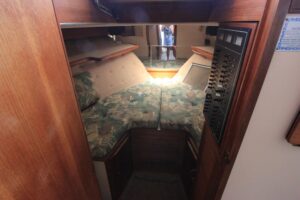 1989 Tollycraft Sport Cruiser 30 - Anchors Aweigh Boat Sales - Used Boats For Sale In Minnesota (22)