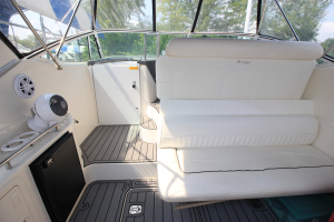 2006 Cruisers Yachts 320 Express