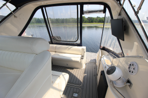 2006 Cruisers Yachts 320 Express