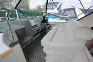 2006 Cruisers Yachts 320 Express