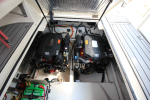 2006 Cruisers Yachts 320 Express