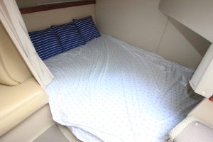 2001 Cruisers Yachts 2870 Express